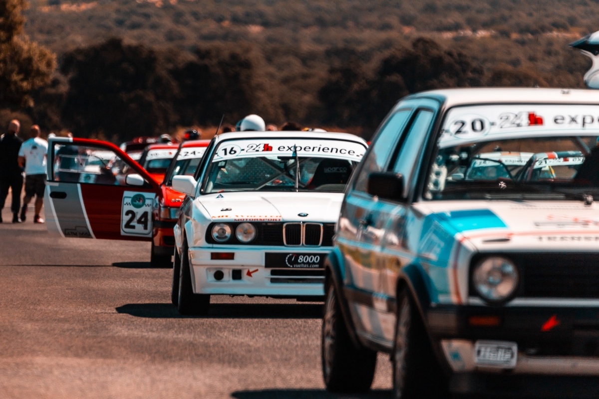Coche participante en boxes