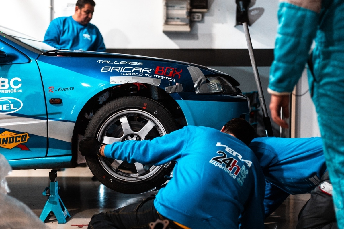 Equipo de 24h experience junto a su coche