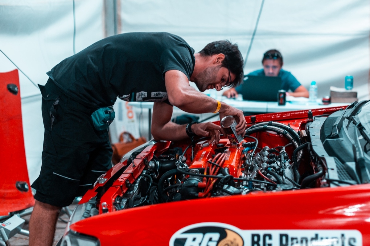 Equipo trabajando en boxes